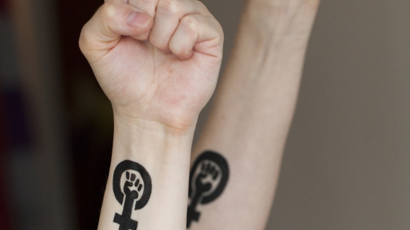 knytnäve-med-feministisk-symbol-på-armen.png
